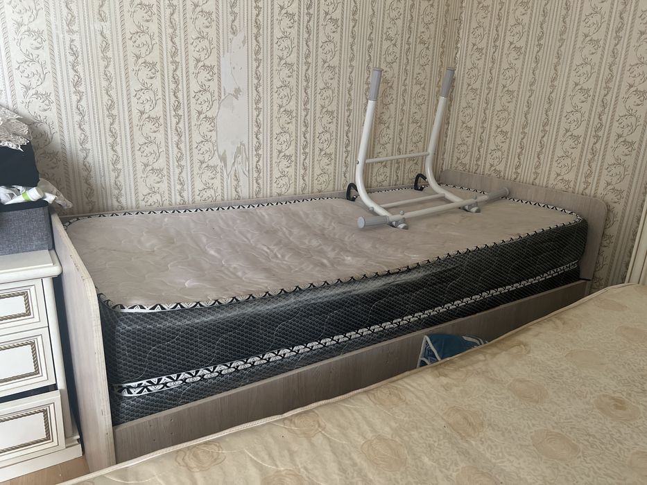 Кровать с матрасом