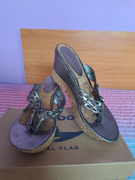 Vând Papuci cu Platforma  Guess Mărimea 38
