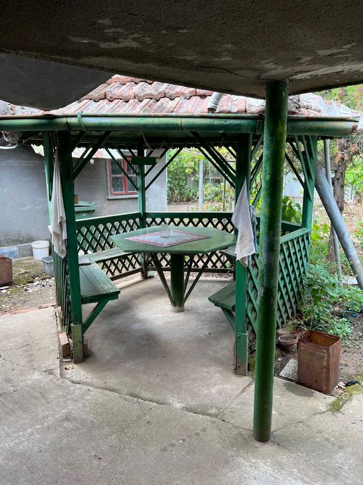 Продавам / Заменям къща с двор в село Бръшлен