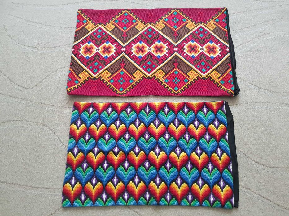 Автентични ръчно бродирани калъфки за възглавници и ковьори.