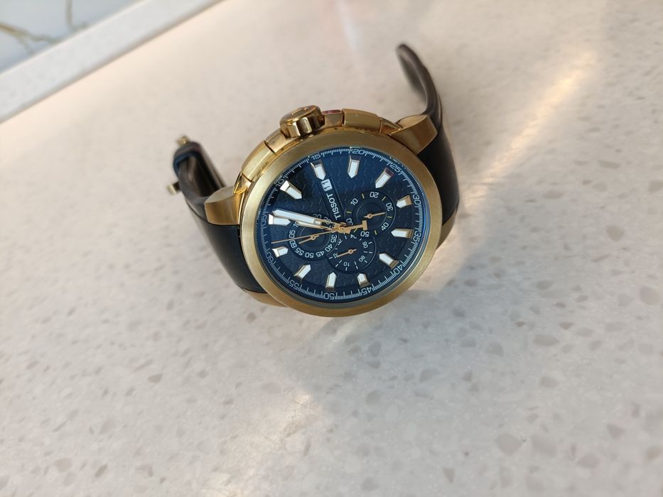 Часы золотистые отличного качества TISSOT