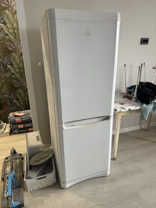 Холодильник indesit