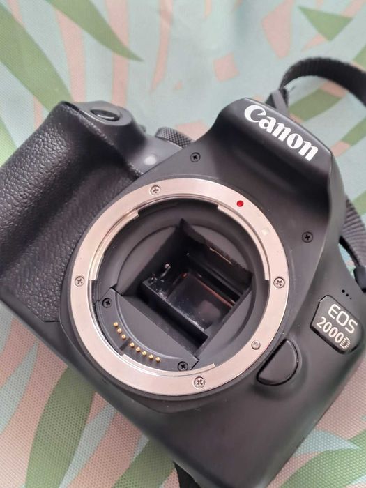 Цялостен комплект фотоапарат Canon EOS2000D / EF-S18-55mm EF 75-300mm