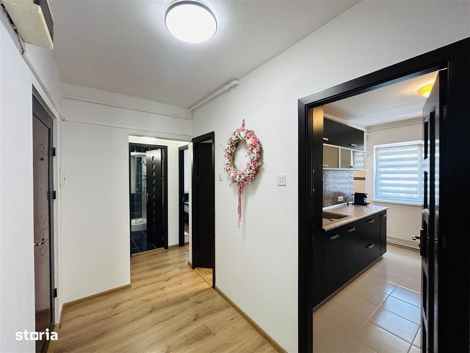 Apartament decomandat, 3 camere, 66 mp + 2 balcoane, 2 bai, zona buna