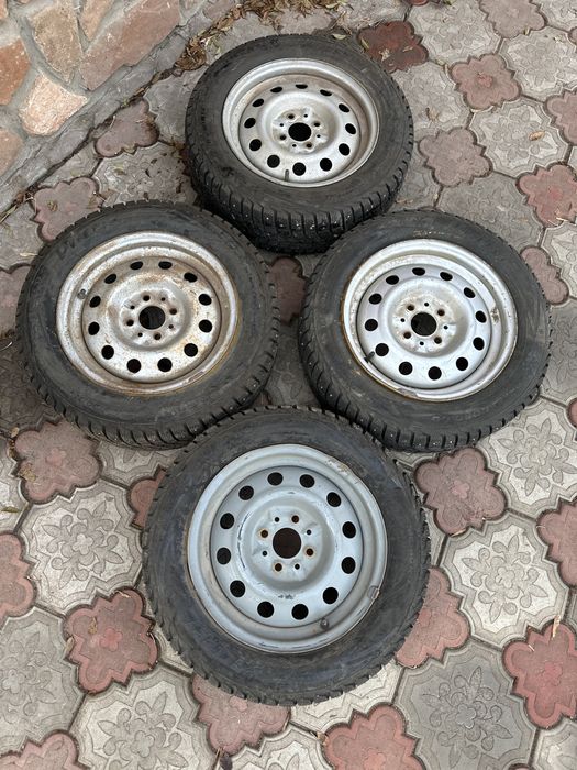 Зимный шипованный  Резины