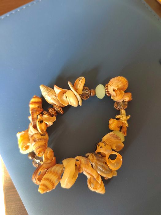 Ръчно изработени гривни и обеци от естествени материали