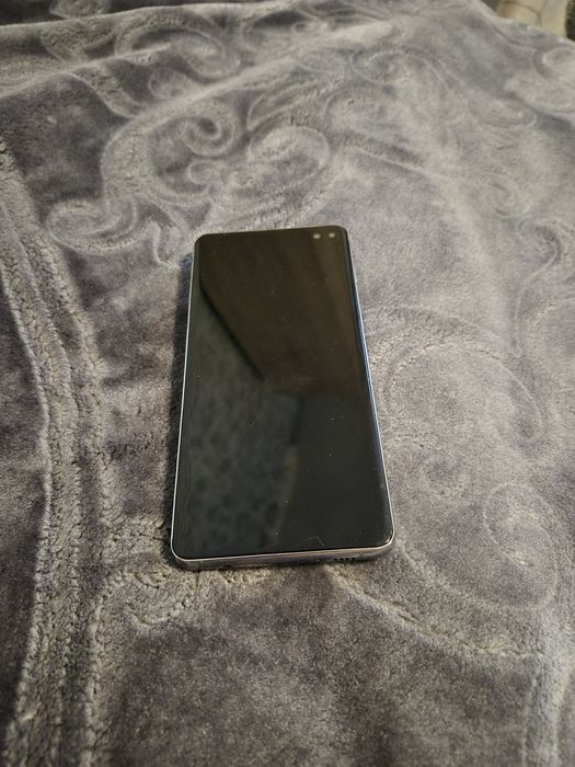 Vând samsung s10+ cu ecran zgâriat