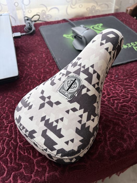 Pivotal седалка white ST-LN