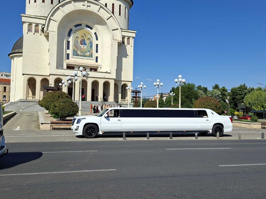 Inchiriez Limuzina Cadillac Escalade Limuzina de inchiriat