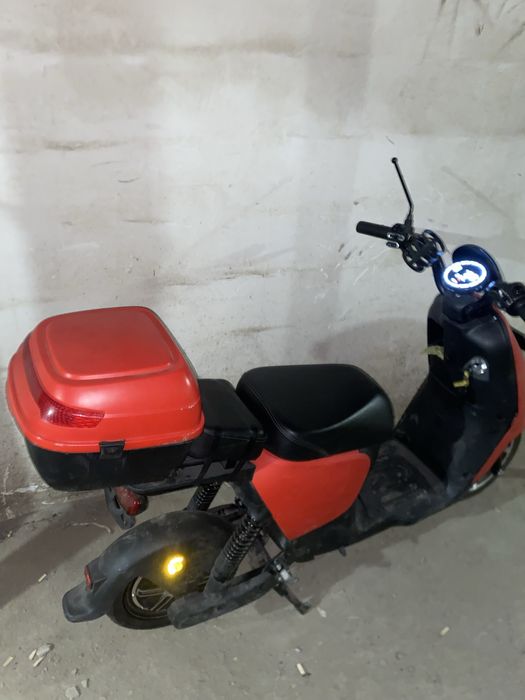 красный электро мопед