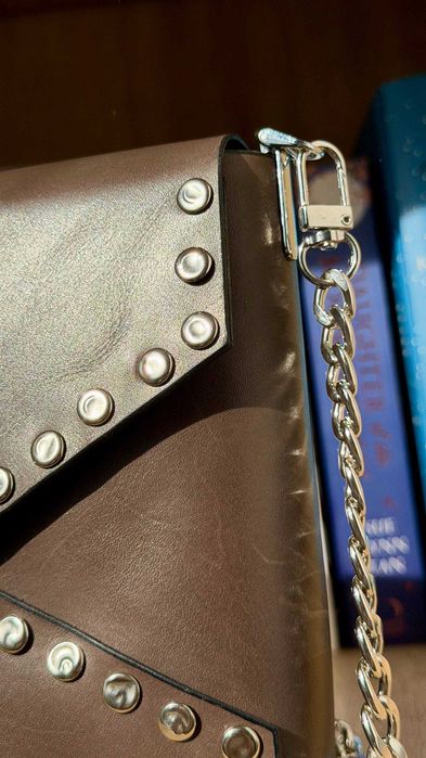 Geantă handmade din piele naturală cu nituri – clutch /crossbody, unic