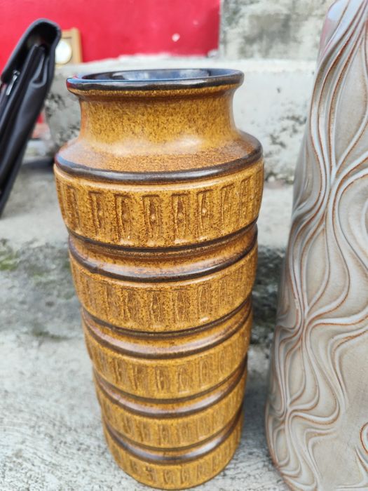 Vaze și căni frumoase și în stare buna