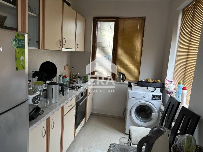 Двуетажна обзаведена къща за продажба, с двор и гараж, на 5 минути от