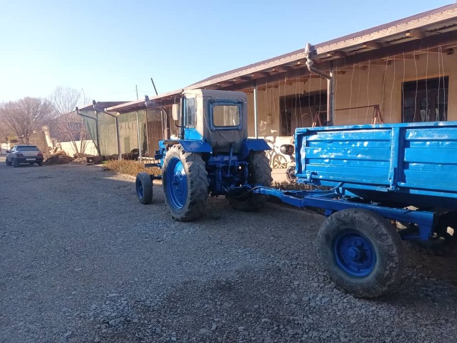 Трактор +прицепи конплект сотилади.