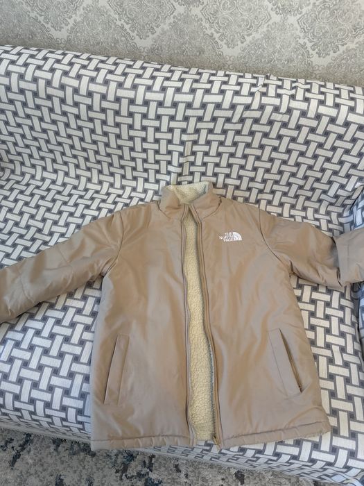 Срочно продам теплую куртку коасивого бежевого цвета