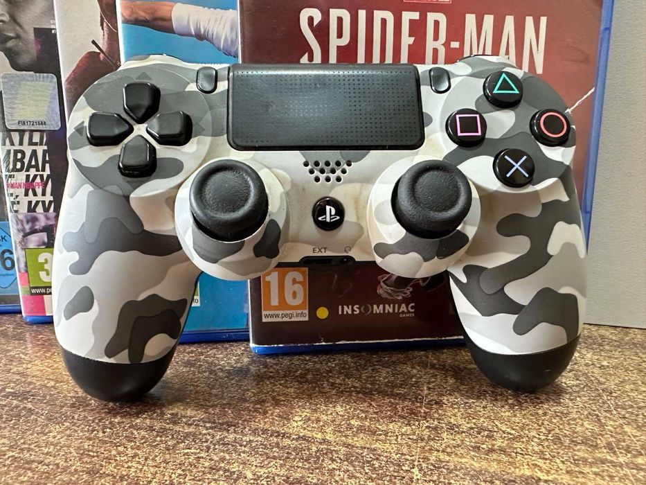 Playstation 4 Slim 500gb с 2 джойстика, 5 игри и зарядна станция