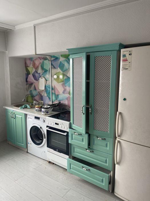 Кухонный шкаф и тумба с раквиной. Раквина каменный.