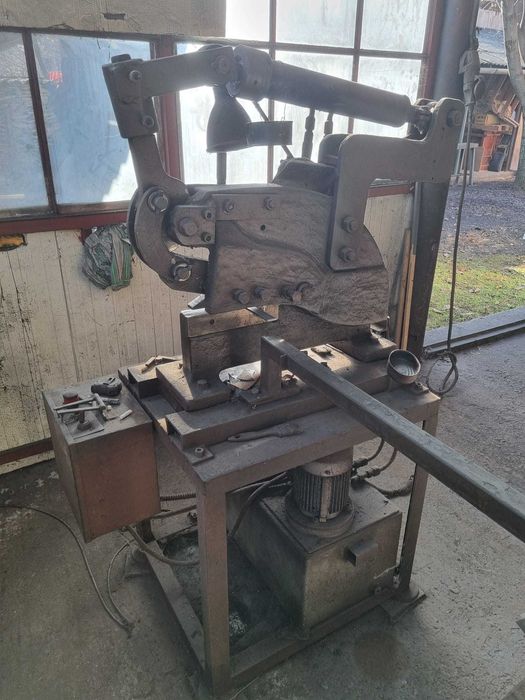 Vand foarfeca actionata hidraulic pentru debitat profile metalice.