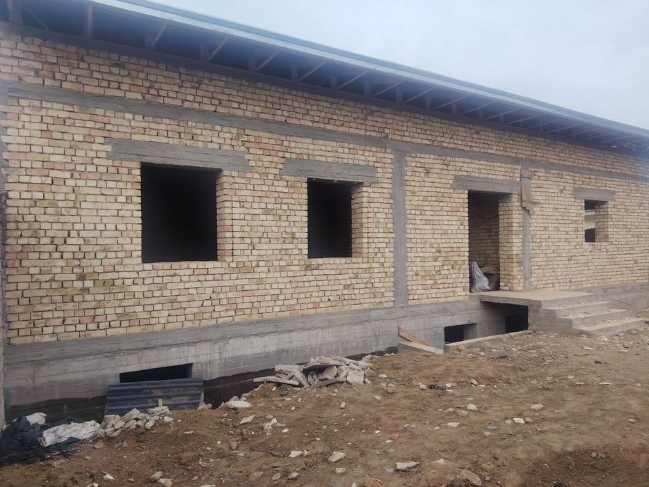 Uy sotiladi tomi yopib qoyilgan