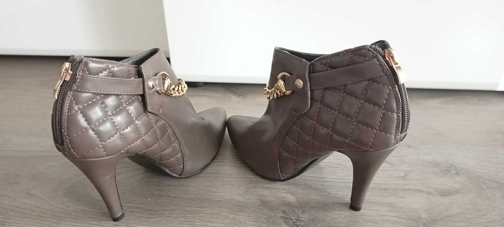 Продавам дамски кожени елегантни обувки