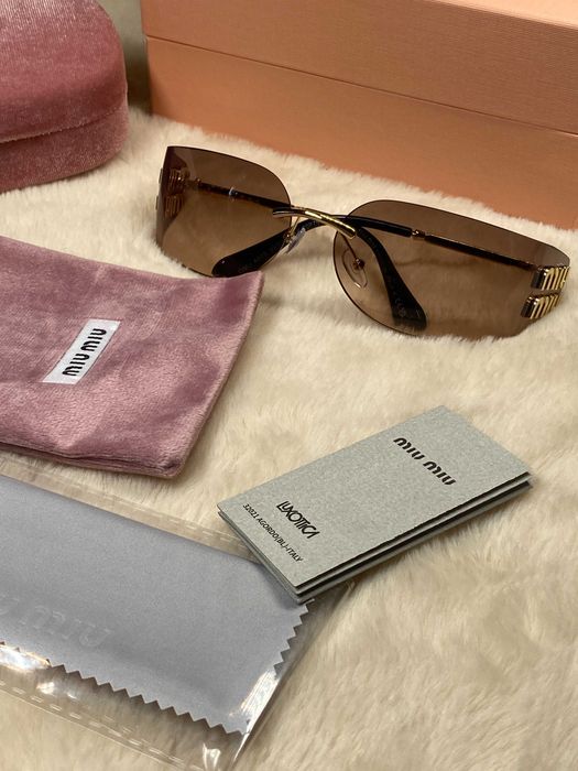 Ochelari de soare Miu Miu | Accesoriile incluse