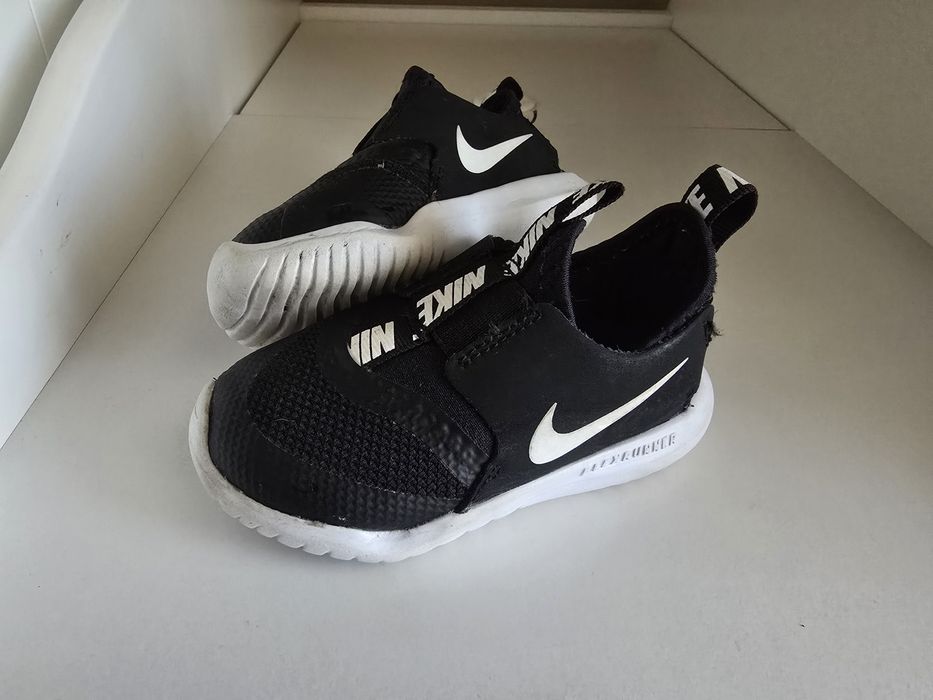 Nike черни маратонки (номер 23.5 EUR)

Продавам оригинални маратонк