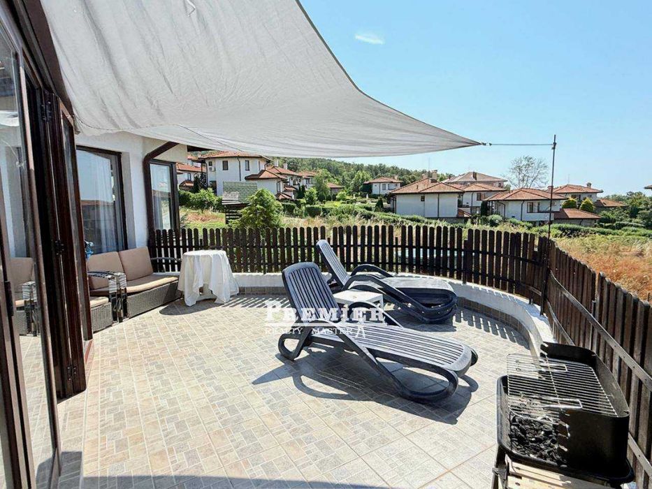 Къща в затворен, охраняем комплекс в Кошарица