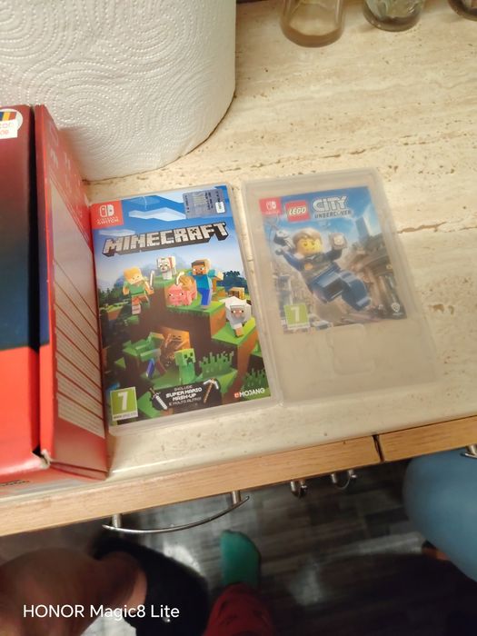 Vind Nintendo Switch 1 complet plus 6 jocuri. Consola e puțin ciobita, iar display-ul e ușor crăpat. Preț 1200 lei.