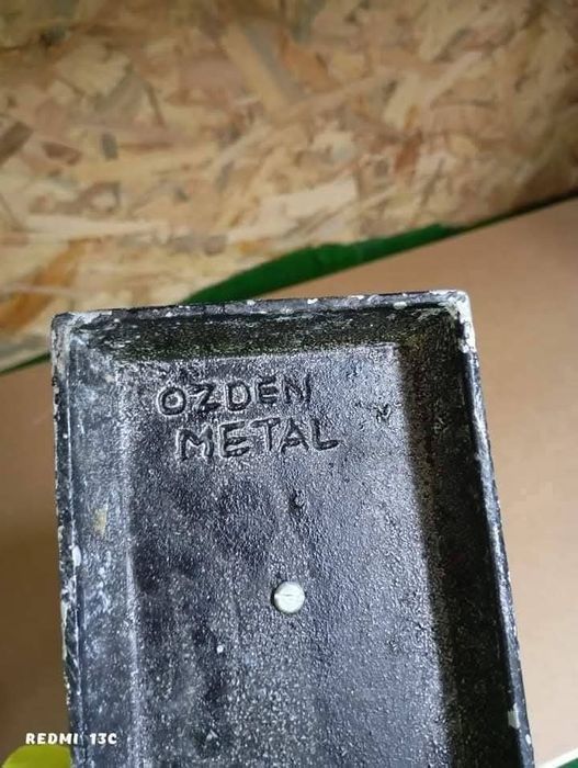 Метална статуетка миньор дърпа вагонетка