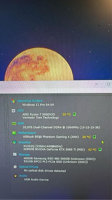 Геймърски компютър и монитор