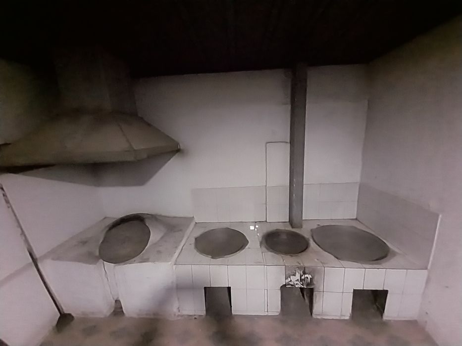 Mebel , parda, kuxniya 2 ta gaz plita 2 ta xoladelni xullashammasiberi