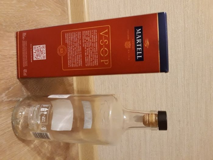Бутилка с кутия от коняк Martell V.S.О.Р red barrels за колекция