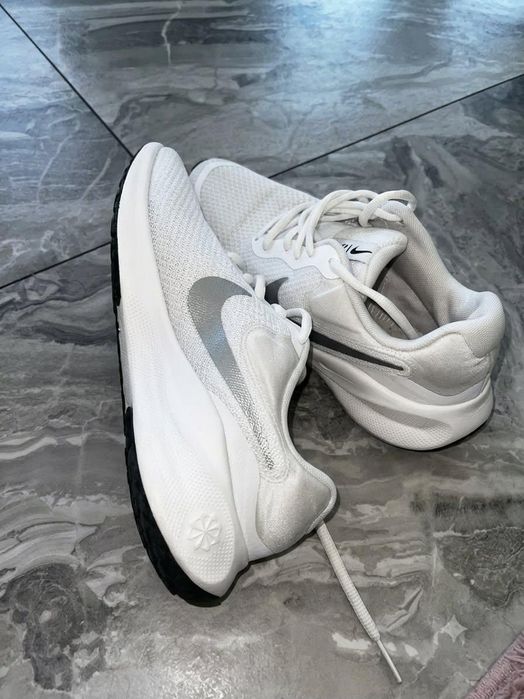 Бели обувки Nike