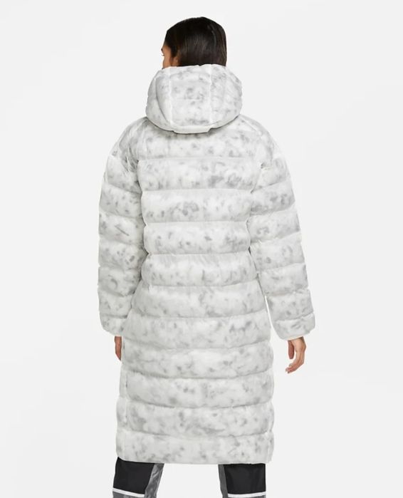 Дамска Парка Nike

Чисто нова с етикети.

Размер L ( уголемена)

Цена