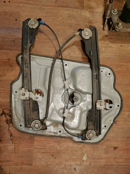 Ниссан Кашкай J10, стеклоподъёмник левый.