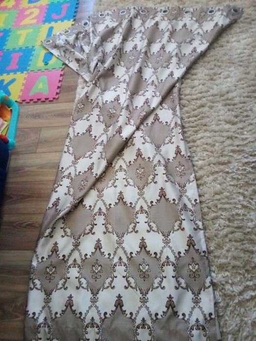 Vând draperie cu model