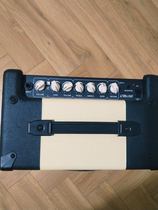 Cort CM15R - гитарный комбоусилитель