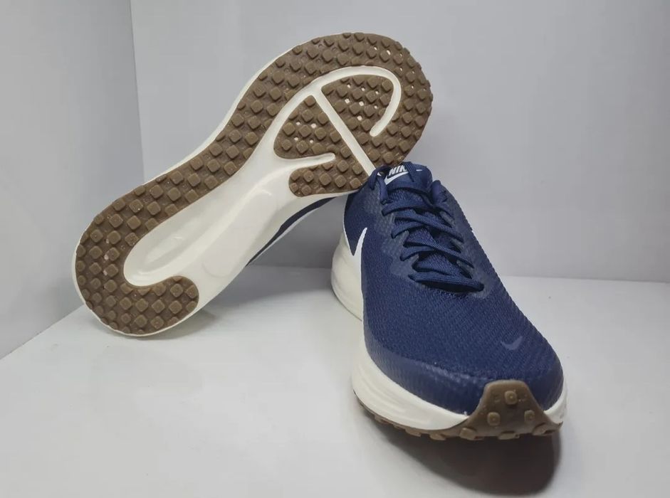 Маратонки Nike Revolution 8 

Чисто нови с кутия 

Размер 43 стелка 27