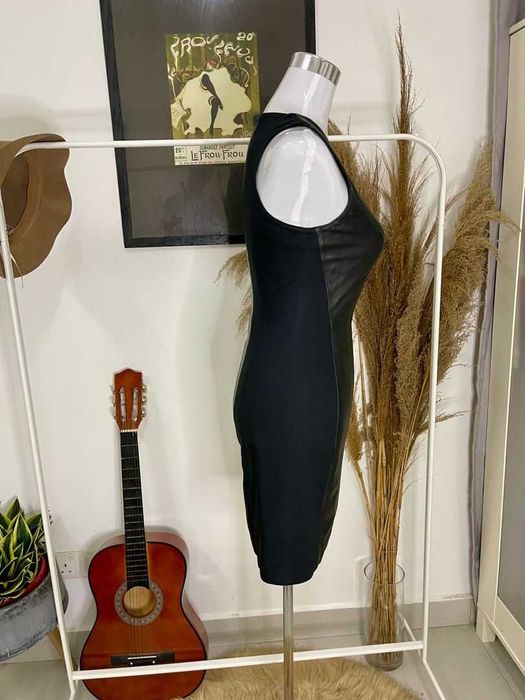 Елегантна черна рокля с естествена кожа