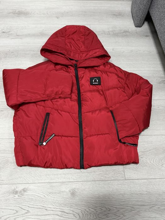 Яке с качулка цвят червен