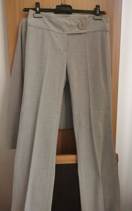 Costum dama cu pantaloni office, culoare gri deschis, marimea 40.