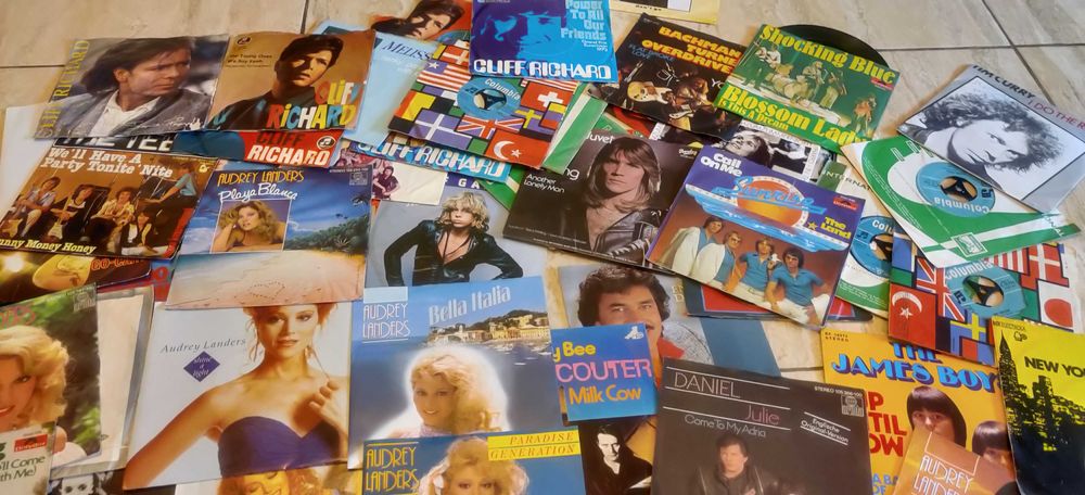 Pachete a cate 50 viniluri single 7'' pentru decor, la gramada!