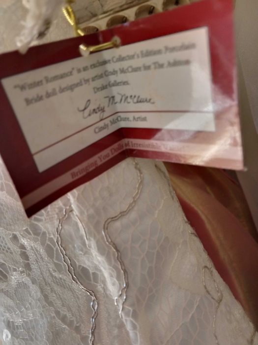 Порцеланова колекционерска кукла