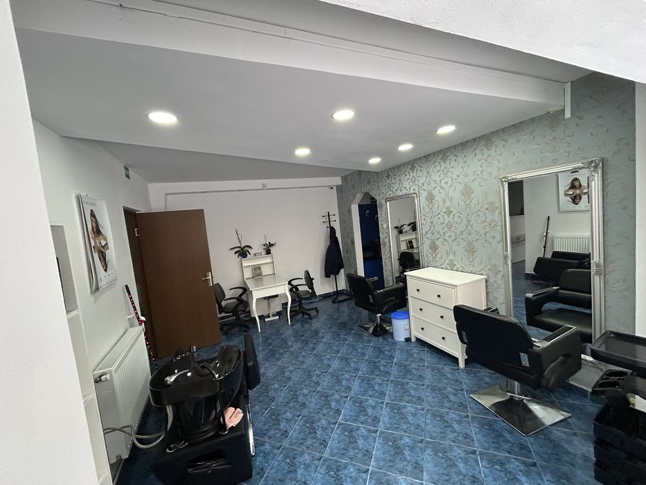 Inchiriesz salon de infrumusetare(coafor,manichiura,cosmetica)