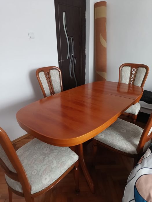Set deosebit masă extensibilă lemn + 4 scaune tapițate (cu arcuri)