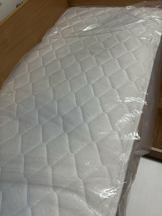 Продается две одинаковые кровати+письменный стол