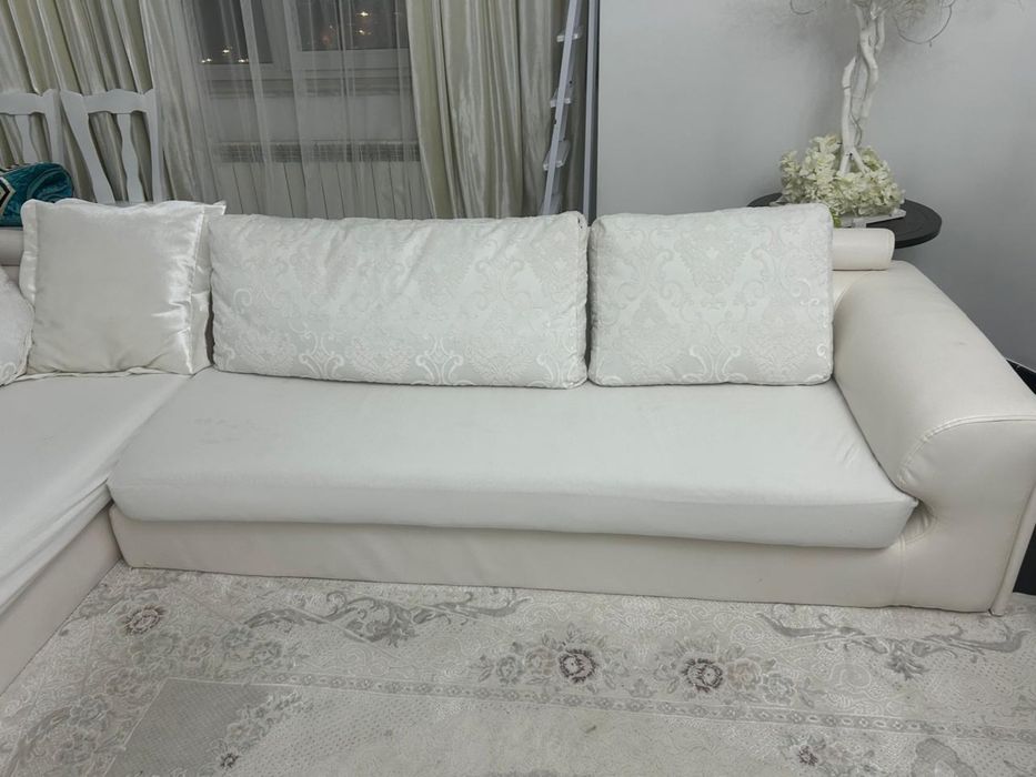 Диван белый High-tech дизайн