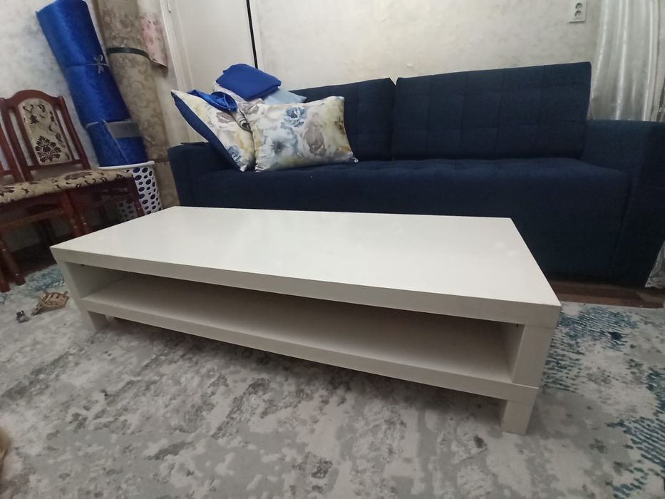 Стол низкий белый
