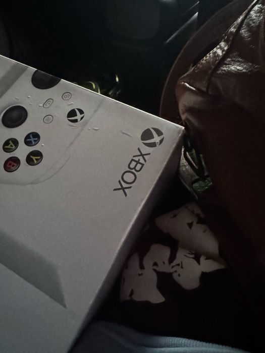 Xbox Series S с геймпадом