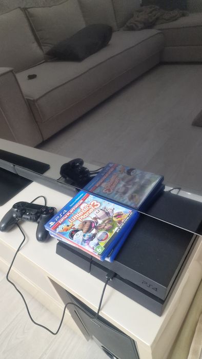 Продам PS4 в хорошем состоянии.